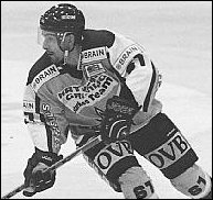 Patrik Hucko Starbullsin paidassa